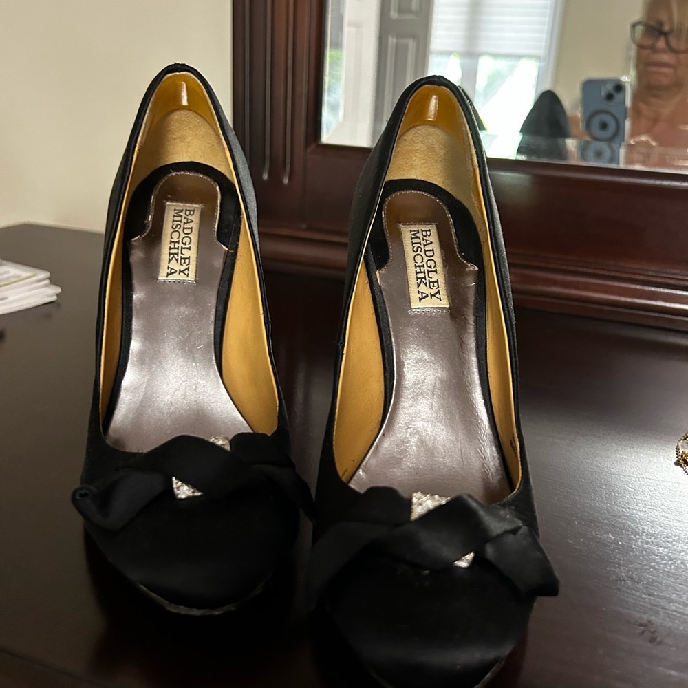 Black satin badgkey mischance heels size 8m in good condition